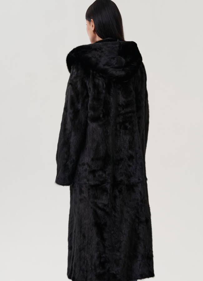 фото Шуба черного цвета с капюшоном модель № 25476