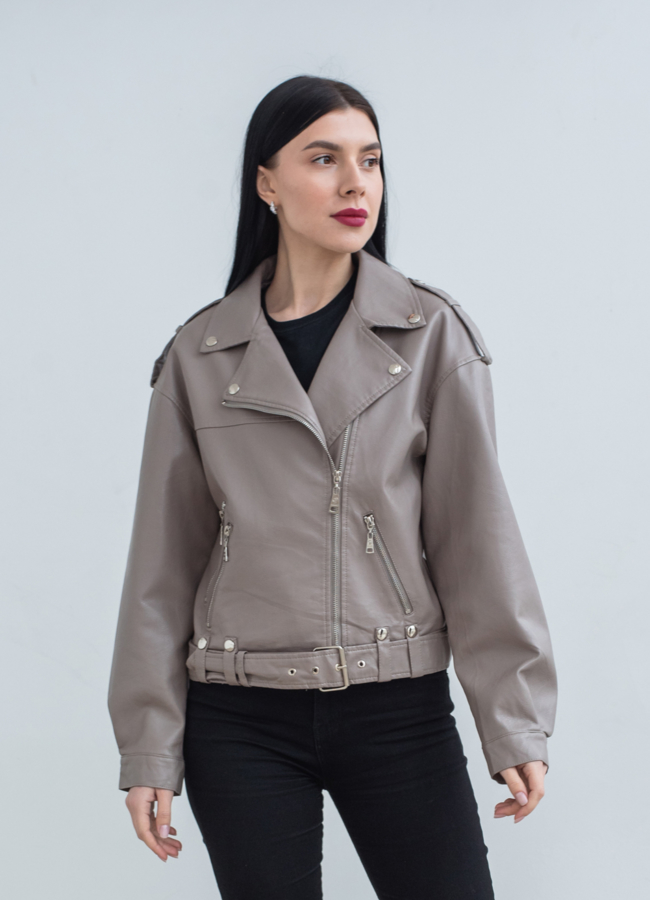 Женская куртка бежевого цвета из эко кожи модель № 22842 в кредит