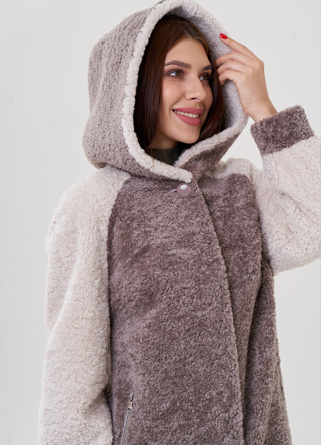 Шуба из овчины в бежевом цвете с капюшоном  модель № 23211 универмаг малина