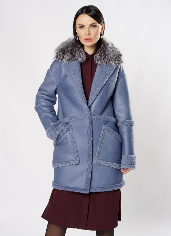 Пальто из овчины голубого цвета с английским воротником модель № 10194 меха малина