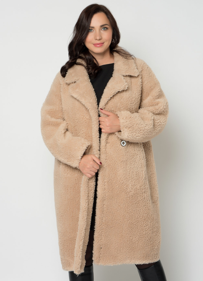 Полупальто из эко меха бежевого цвета с английским воротником модель № 19426 универмаг малина