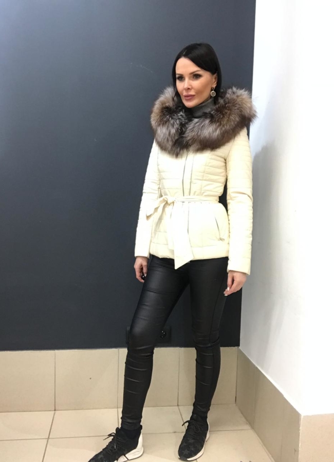 Светлый кожаный пуховик с капюшоном модель № 8796 меха малина