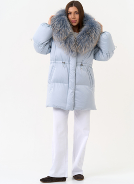 Женский пуховик голубого цвета с капюшоном из меха лисы