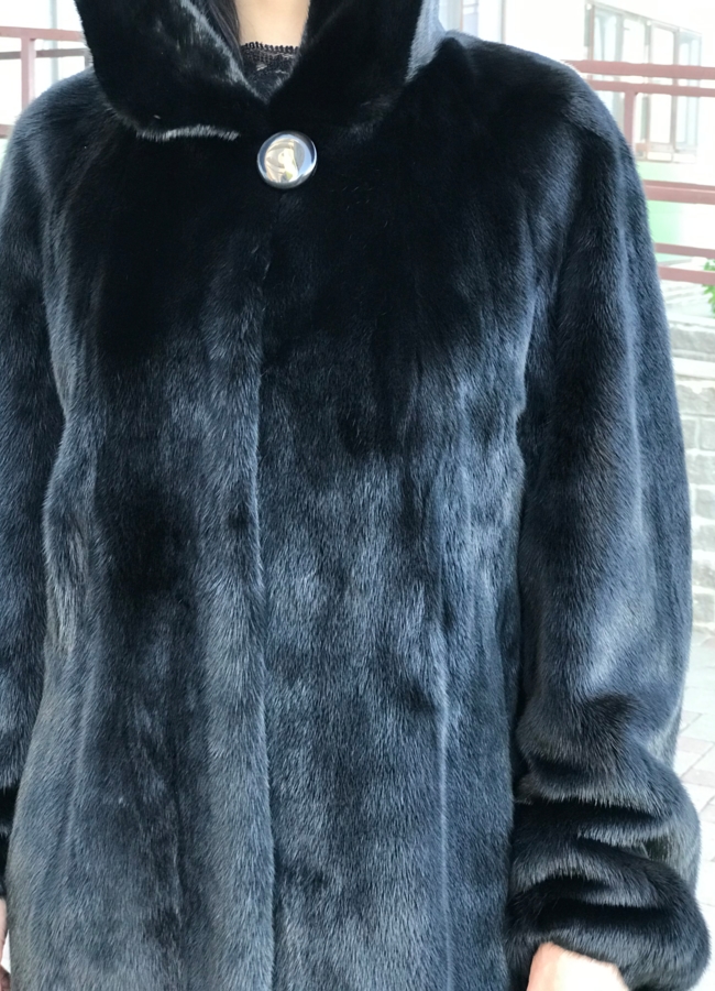 Шуба из норки с капюшоном, фасон баллон, цвет черный модель № 17320M универмаг малина