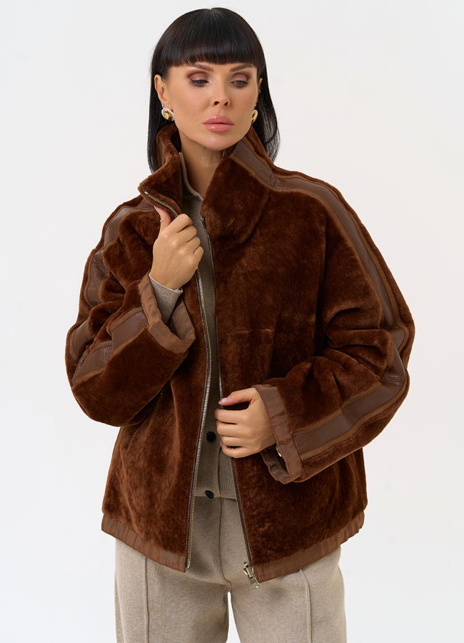 Короткая двухсторонняя дубленка в коричневом цвете модель № 31477 меха малина