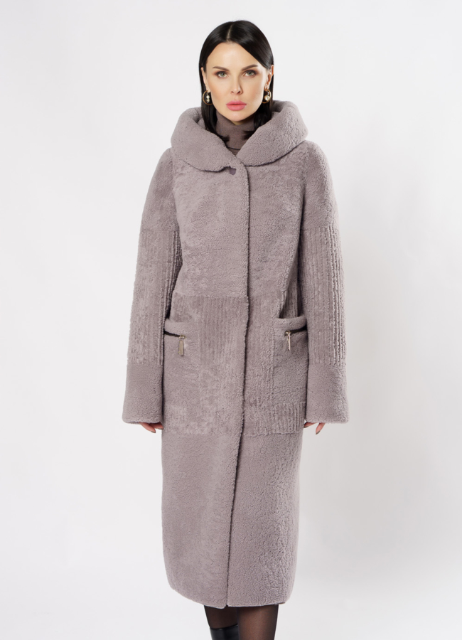 Пальто из овчины серого цвета с капюшоном модель № 11994 меха малина