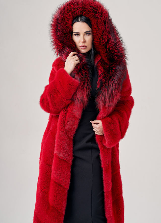 Шуба из норки с капюшоном  красного цвета  модель № 23838 универмаг малина