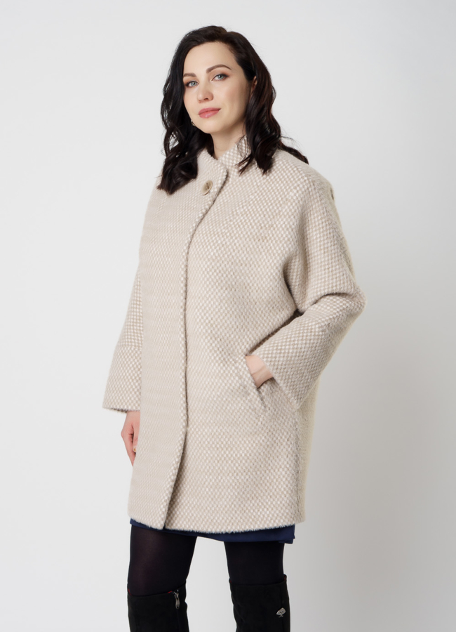 Полупальто женское бежевого цвета модель № 20481 меха малина