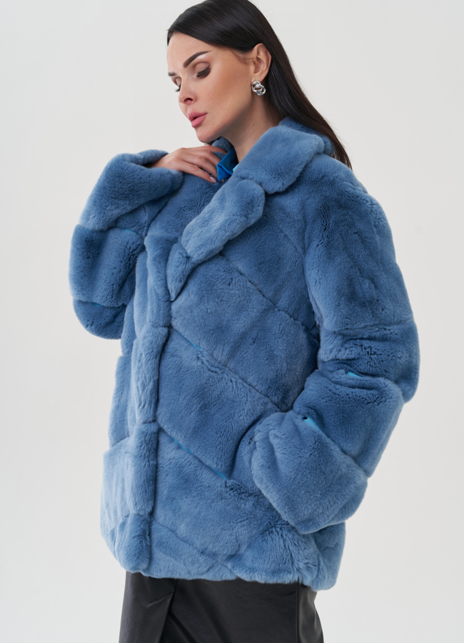 Шуба голубого цвета из меха кролика модель № 25322 в рассрочку