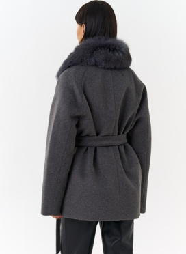 Женское утепленное пальто с отделкой из меха песца