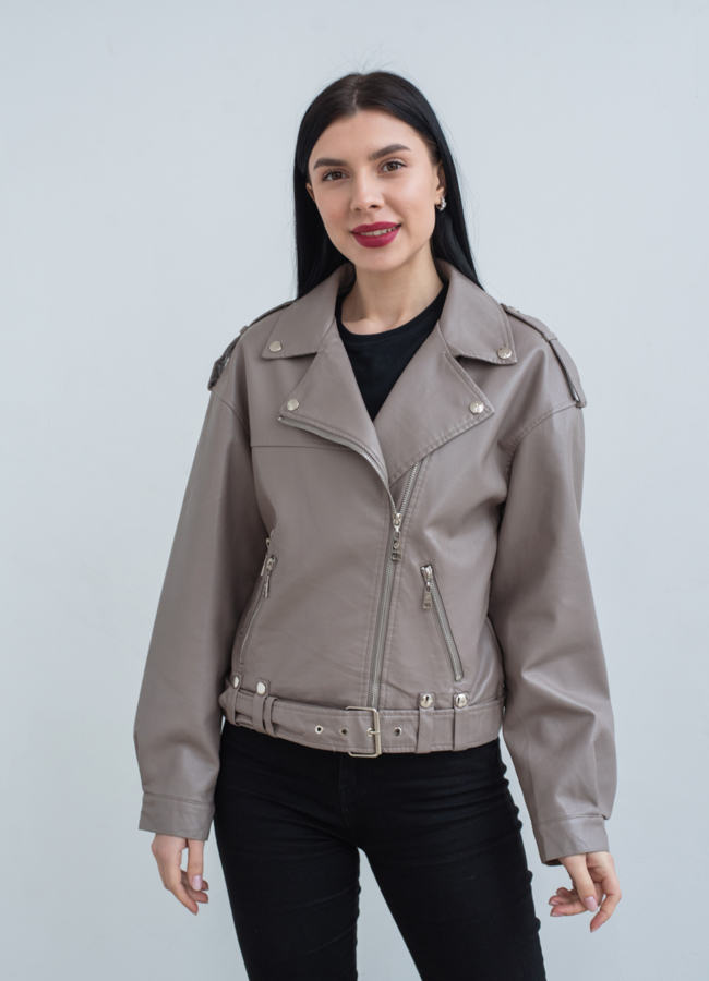 Женская куртка бежевого цвета из эко кожи модель № 22842 меха малина