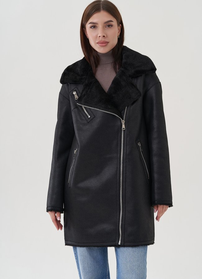 Дубленка черного цвета из эко замши с английским воротником модель № 25413 меха малина