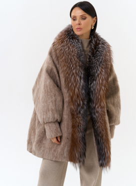 Женский удлиненный пуховик с отделкой из меха чернобурки