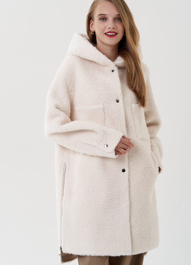 Женское полупальто в белом цвете модель № 81228 меха малина