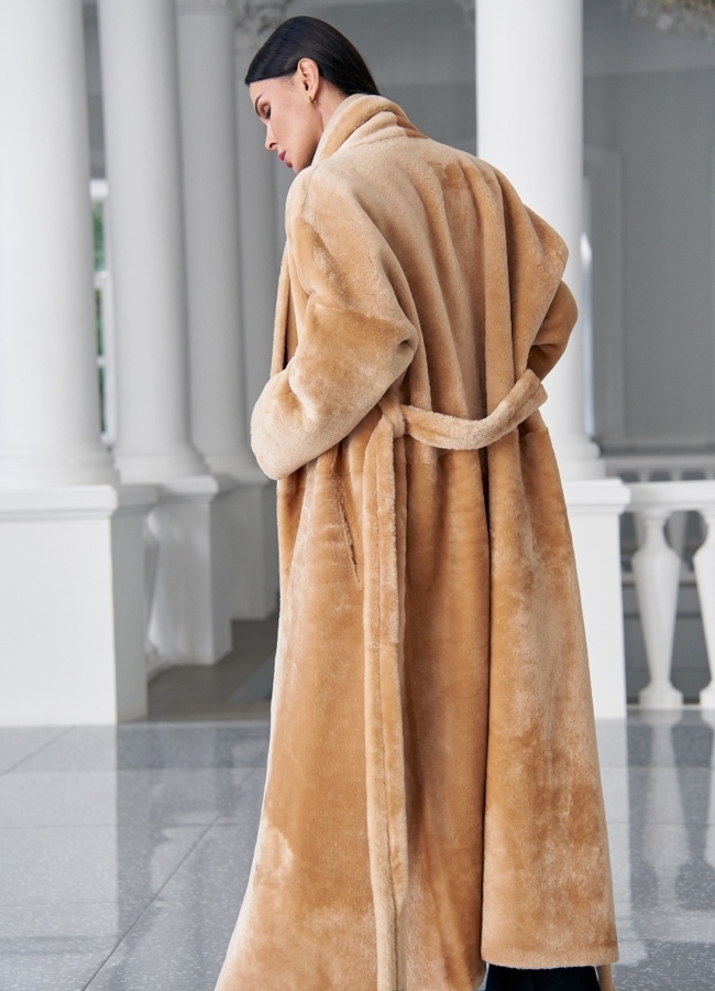 Двухсторонняя женская дубленка бежевого цвета  модель № 23246 в рассрочку