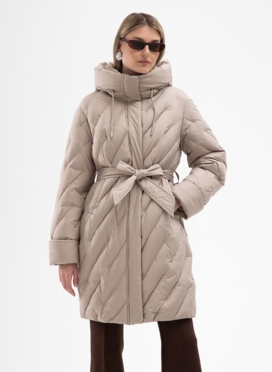 Женский пуховик бежевого цвета с капюшоном