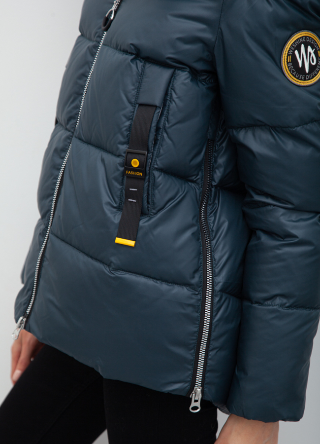 Укороченный женский пуховик зеленого цвета модель № 21032 универмаг малина