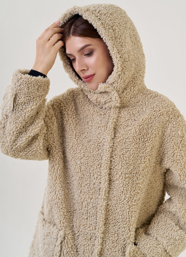 Женское полупальто с капюшоном бежевого цвета  модель № 23241 универмаг малина