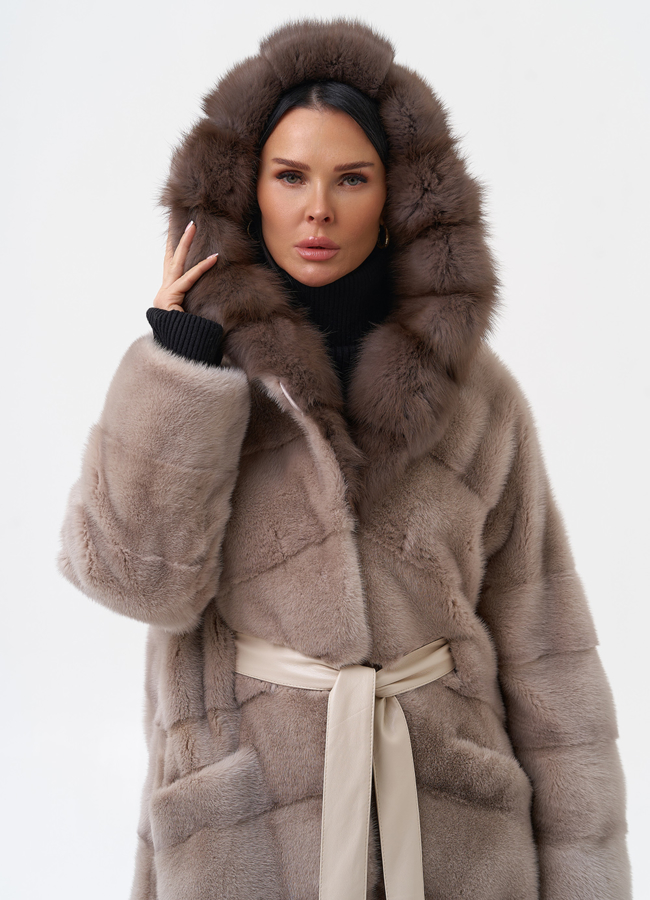 Длинная шуба из норки с капюшоном из меха куницы модель № 28128 меха малина