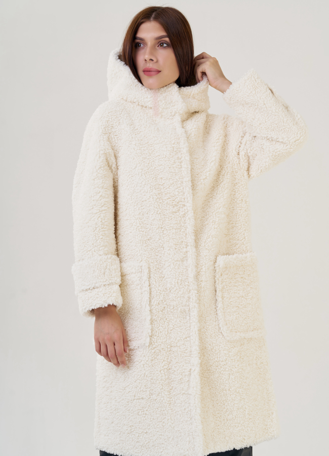 фото Женское полупальто белого цвета с капюшоном  модель № 23242