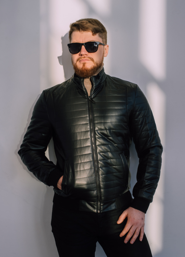 фото Куртка бомбер черного цвета на молнии  модель № 22541