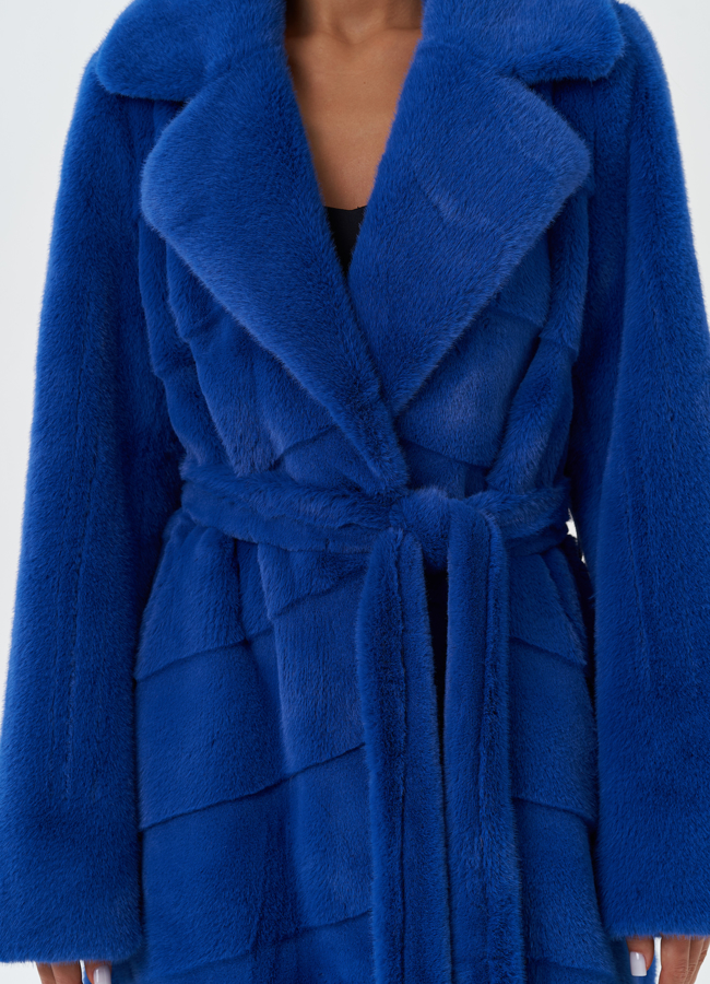 Пальто из эко меха с поясом модель № 28453 в рассрочку