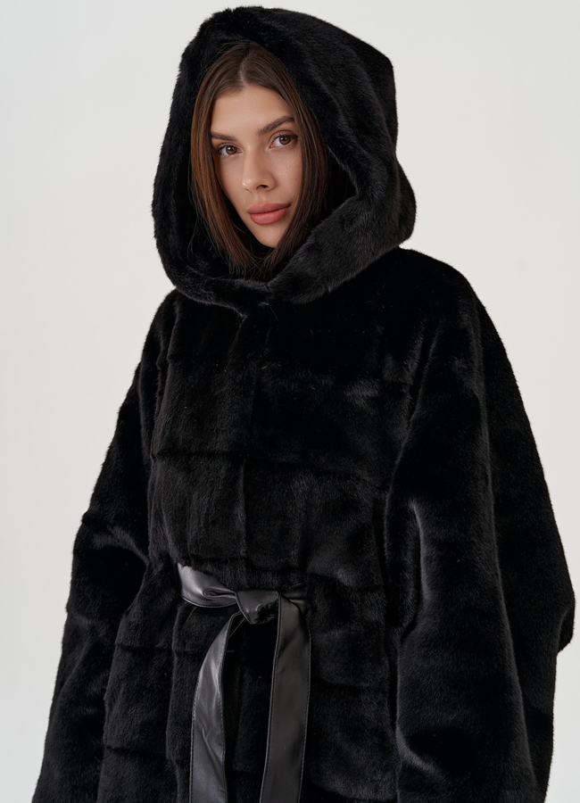 Шуба из эко меха с капюшоном и поясом в черном цвете модель № 25083 в рассрочку