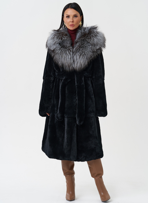 Шуба из меха кролика с капюшоном из чернобурки