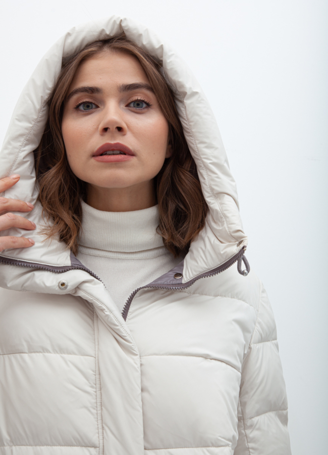 Пуховик женский белого цвета модель № 21573 в кредит