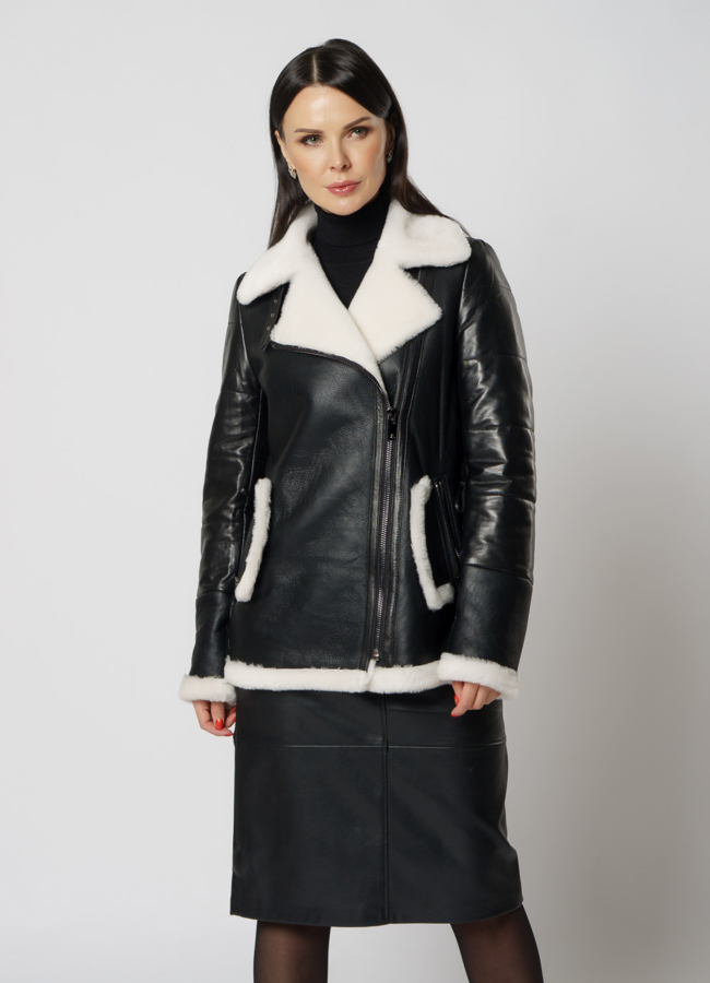 Куртка женская из натуральной кожи черного цвета модель № 19254 меха малина