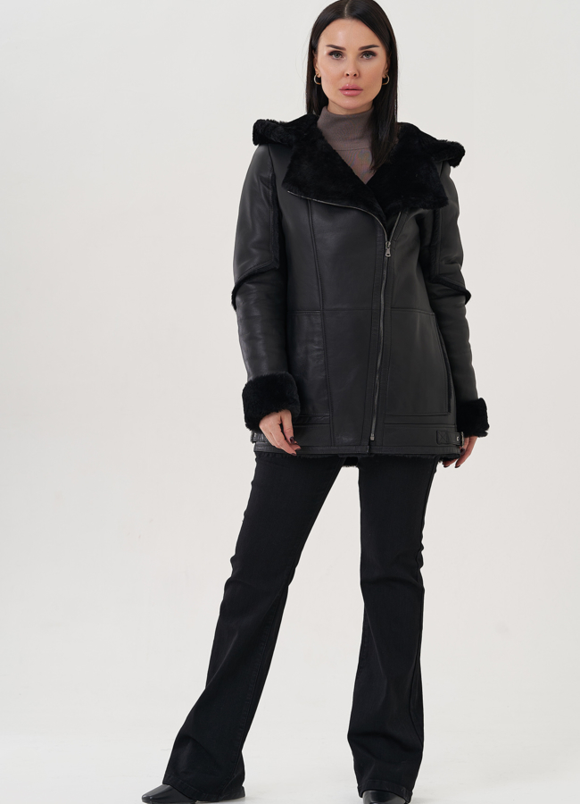 Женская дубленка черного цвета с капюшоном  модель № 26042 меха малина