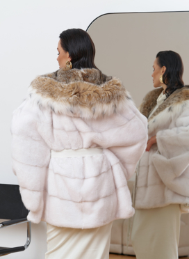 Короткая светлая шуба с рысью