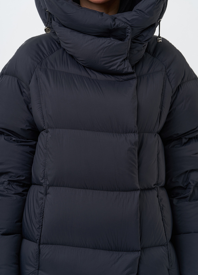 Женский пуховик с капюшоном  модель № 28976 универмаг малина