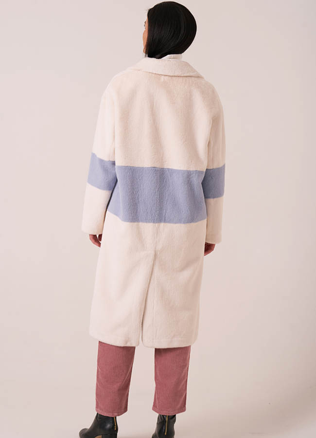 Эко шуба белого цвета с накладными карманами модель № 36 в кредит