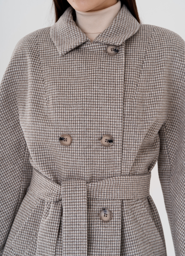 Бежевое женское пальто с принтом 