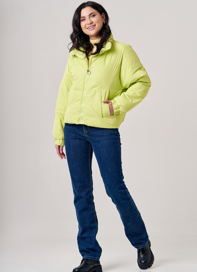 фото Укороченная женская куртка зеленого цвета модель № 8211