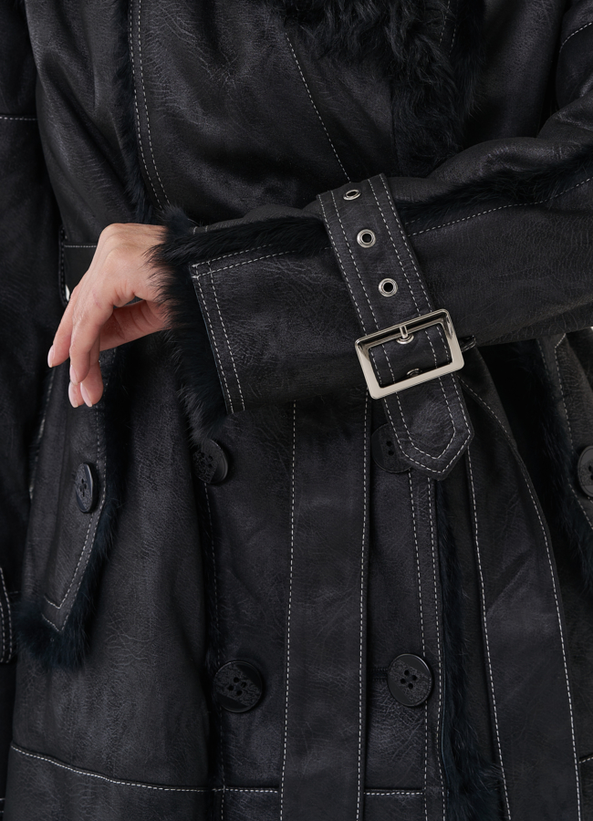 Пальто черного цвета с мехом кролика модель № 25540 универмаг малина