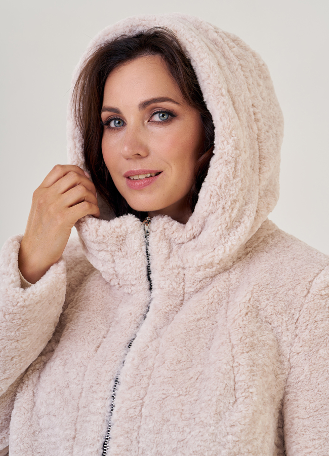 Женское пальто из эко меха в светлом цвете с капюшоном модель № 23123 универмаг малина