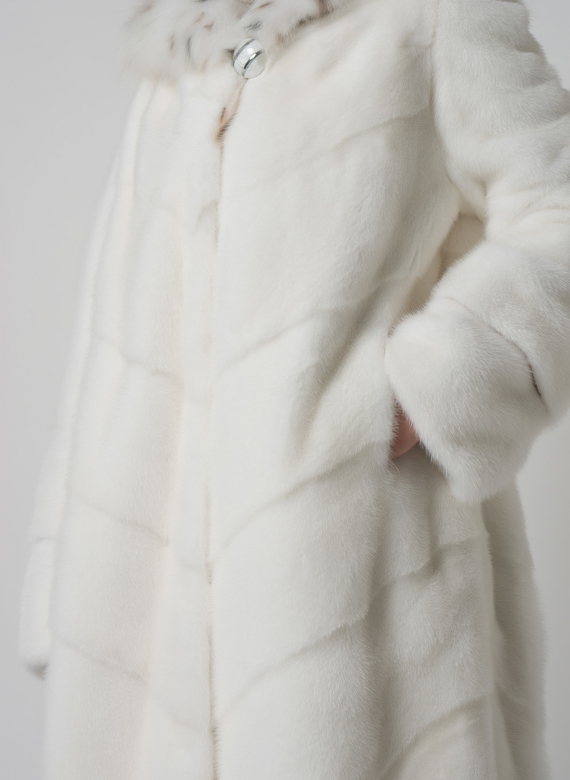 Белая шуба из норки с рысью