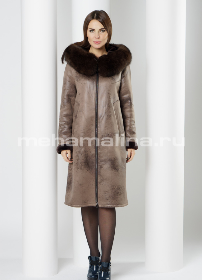 Удлиненная эко дубленка коричневого цвета с капюшоном модель № 7758 в рассрочку