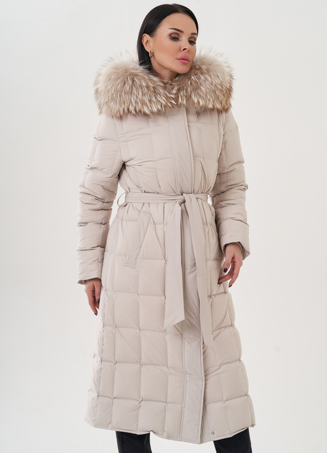 Женский пуховик с отделкой капюшона из енота модель № 26076 в кредит