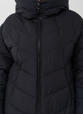 Женский пуховик с капюшоном черного цвета 