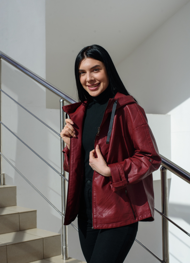 Куртка из эко кожи красного цвета с капюшоном  модель № 10518 в рассрочку