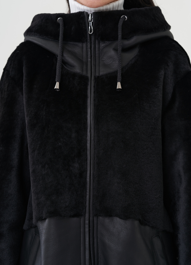 Женская дубленка черного цвета с капюшоном модель № 25523 универмаг малина