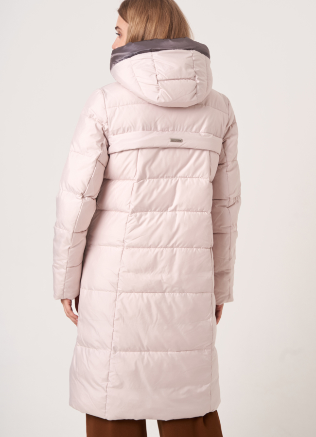 фото Женский пуховик бежевого цвета на молнии модель № 532