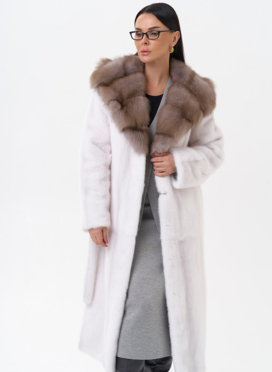 Белая шуба из норки с куницей