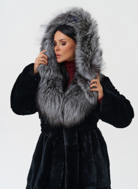 Шуба из меха кролика с капюшоном из чернобурки Шуба из меха кролика с капюшоном из чернобурки