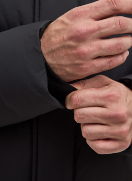 Мужской пуховик черного цвета 