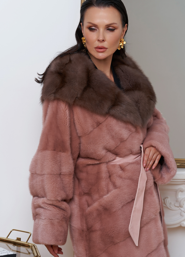 Норковая шуба розового цвета с капюшоном из меха куницы модель № 27569 универмаг малина