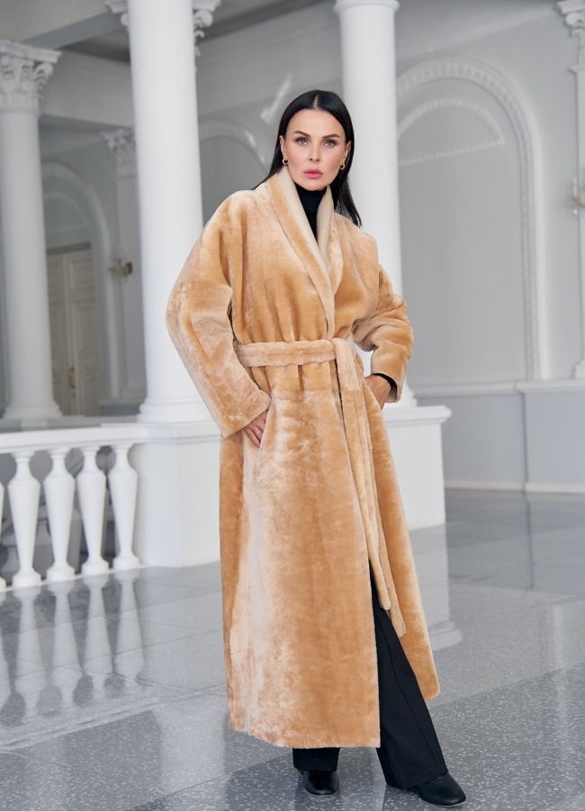 Двухсторонняя женская дубленка бежевого цвета  модель № 23246 меха малина